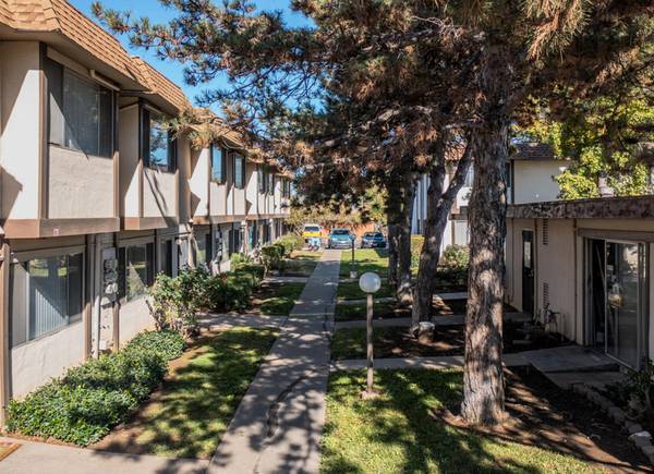 $1,600 / 1br - Highly Rated, Pet-Friendly w Community Pool, Lounge & Lush Landscape (Sacramento)63961339861890121