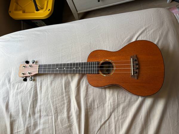 Islander MSC-4 ukulele w/ hsc 1