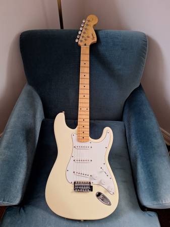 Fender Squier Standard Stratocaster white electric guitar w gigbag 1