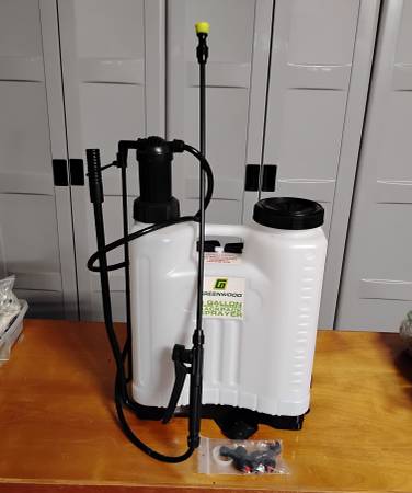 4 gallon pump sprayer with shoulder straps 1