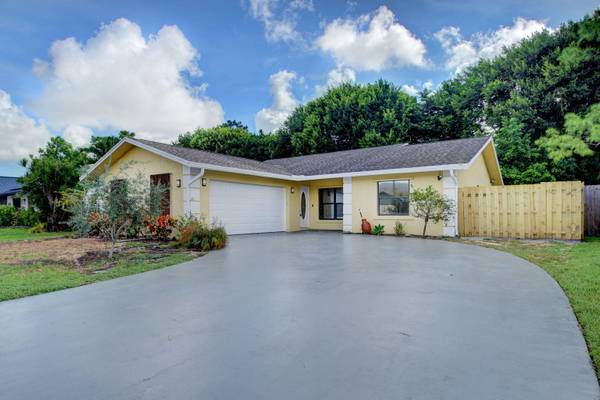 $3,099 / 3br - Ready to Move in ** Renovated 3 bed 2 bath Home ~ Screened in Porch (Lake Worth - 33463*)64049455454978120