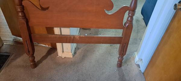 Vintage 4 poster pineapple finial bed 1