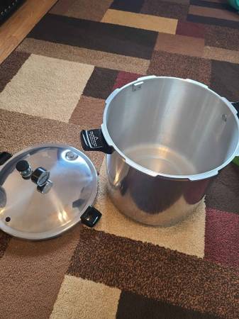 New Presto 23 quart pressure canner/cooker with extras - $175 (Downing)63471093997955121