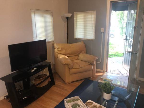 $855 / 1br - 525ft2 - Furnished 1br cottage for midterm rental - avail October 18 (Pacific Beach/Crown Point)63663854235777123