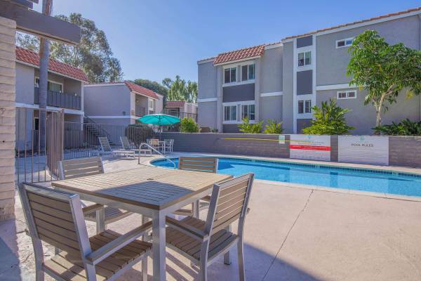$2,520 / 2br - 812ft2 - On-call and On-site Maintenance, Hardwood Floors, 2bd 1ba (3760 North Way, Oceanside, CA)64037044896643120