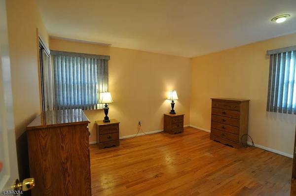 LOOKING FOR A ROOMMATE / HOUSEKEEPER 1