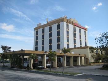 $450 / 150ft2 - !!!Bank Of America $450 Office space or hair salon for rent*** (Miami Gardens)64049454504834121