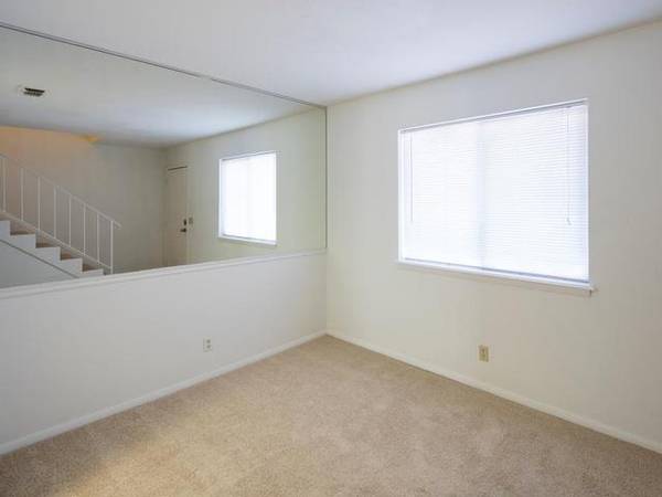$810 / 2br - 917ft2 - Tour Today, Wood Burning Fireplace, Extra Large Living Spaces (Lakewood Gardens offers a comfortable, convenient lifes)63806193932545124