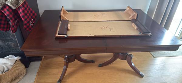 Dining room table, extendable 1