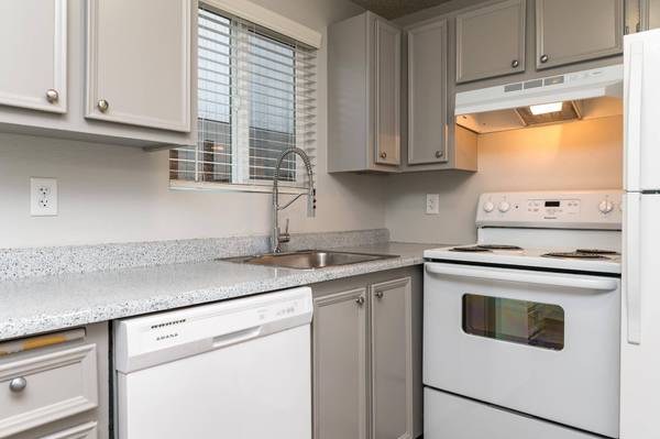 $1,675 / 2hab - 832ft2 - Disfruta de serenidad y tranquilidad en nuestro encantador estilo jardín de 2 hab/1 ba (Tigard)63841706877313123