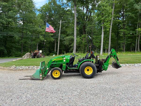 John Deere 2520 4x4 Tractor Loader Backhoe 1