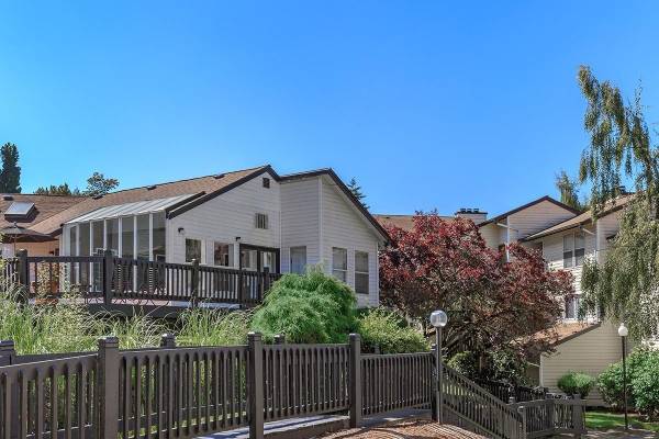 $1,490 / 1br - 700ft2 - Check us out! Great 1 BD / 1 BA by public transportation. 700 SqFt! (Kent)63910063315075120