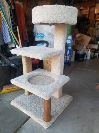 LIKE NEW CAT CLIMBER 1