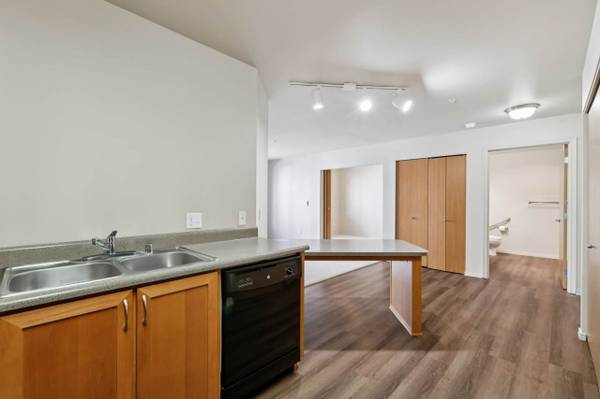 $1,199 / 1br - 1/BD, Professional Management Staff, in Shoreline WA (1140 N 192nd St, Shoreline, WA)63866941396355121