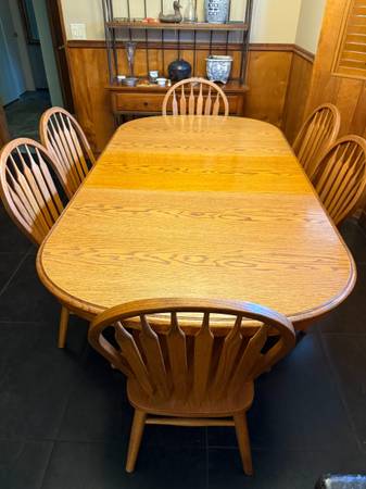 Oak Dining Room Table with 6 chairs & 2 Leaves-NICE!!! 1