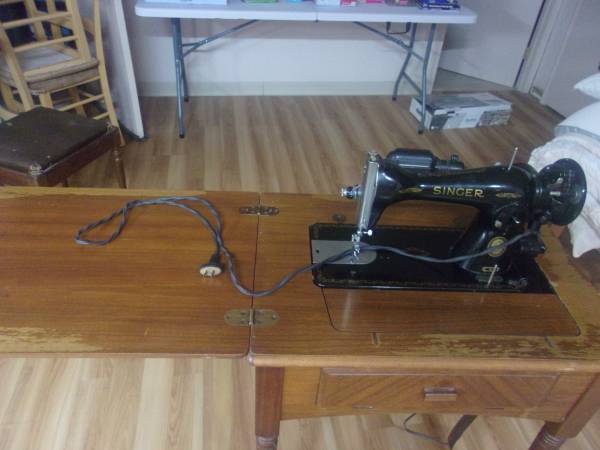 Vintage Singer Sewing Machine 1