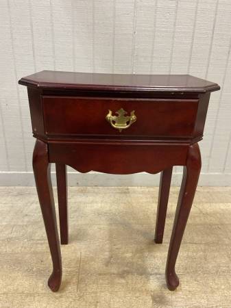 Beautiful 28x20x12” Cherry Colored 1 Drawer Table 1