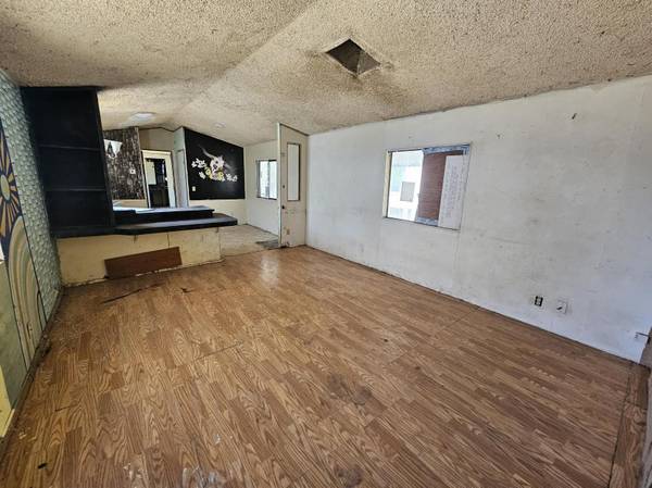 $24,995 / 2br - 🏡 Affordable 2 Bed / 2 Bath Fixer-Upper in Quiet Family Park (Cottonwood Oaks Mobile Home Community)63972527646594123