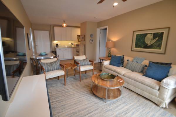 $1,295 / 1br - 600ft2 - R-25 Corp Furn 1BR Center City location (Bond Hill)63974472404483122