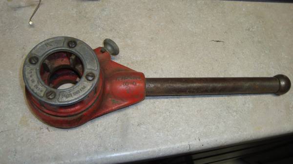 Rigid Pipe Threading Ratchet and Die Set (4 Dies) 1