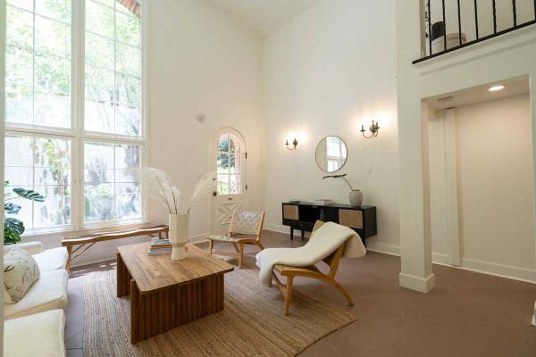 $1,650 / 350ft2 - Public Transportation, Gas Range, Custom Kitchen Cabinets (1245 Vine St, Los Angeles, CA)63953219318147121