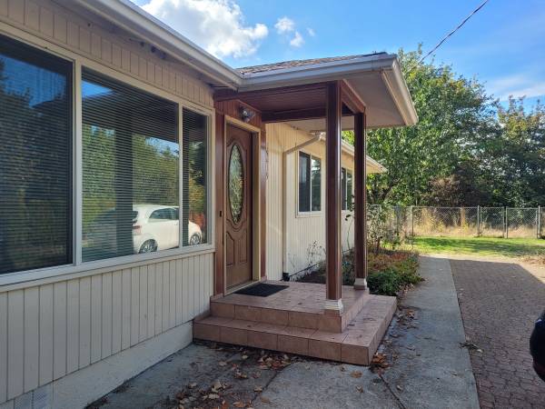 $3,200 / 3br - 3 bd, 1 bath house with large yard (Redmond)63944961515394120