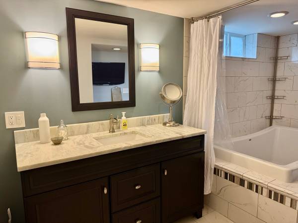 $1,200 / 1br - 650ft2 - Furnished Studio – Private, Peaceful (Traverse City)64037724114818124