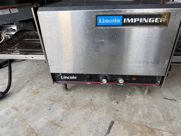 LINCOLN IMPENGER TABLE TOP PIZZA OVEN  ELECTRIC 220 VOLTS 1