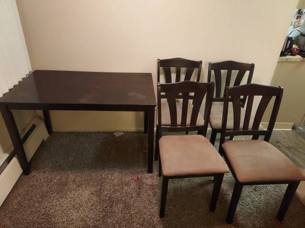 Kitchen Table w/ 4 Chairs 1