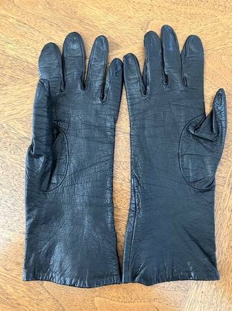 Women's fine Leather Gloves. Size small. 1
