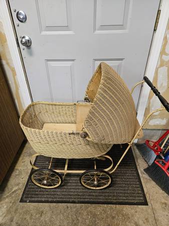 Antique Baby Buggy/Stroller 1