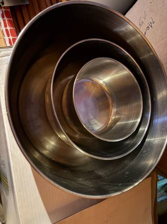Three nesting stainless steel mixing bowls. 1