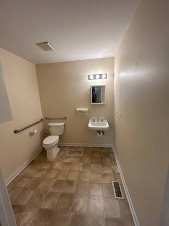 $1,500 / 930ft2 - Office Space for Lease | (+-) 520 s.f. & (+-) 930 s.f. (Greenville)63783811744771124