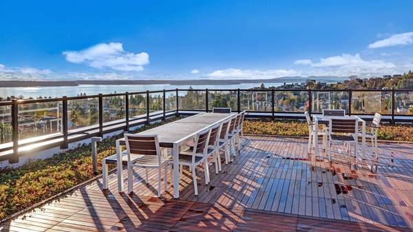 $2,095 / 1br - 671ft2 - COOL LOOKING LOFT 3 STORY ONE BEDROOM (West Seattle)63934289910659121