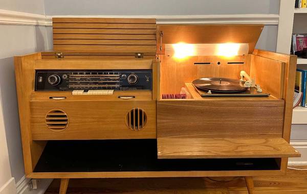 Grundig Majestic Mid-Century Stereo Console AM/FM/SW w/ Turntable - $1,800 (Libertyville)63470113356289120