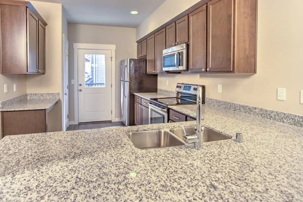 $2,895 / 2br - 2 Bed + Den + Parking for 2 Vehicles! (Bothell)63944964715138124