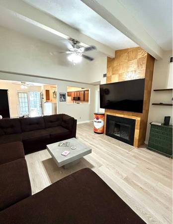 $1300.00 / 2br - 1062ft2 - Bright & Spacious 2BR/1BA Condo – Available Oct 1!63806704740355122