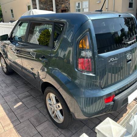 2011 Kia Soul + (Plus) w/ 5-speed Manual Transmission 95km - $2,500 (Staten Island)63654713510145121