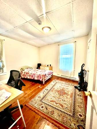 $1,800 / 2br - 1150ft2 - Spacious 2 Bedroom 1 bath Freshly Painted w/ Hardwoood fkoors (Lowell)64034777045633123