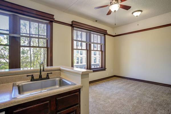 $1,325 / 625ft2 - Hardwood Floors, Elevator, On-Site Management (411 SW 12th Ave, Portland, OR)63914737703170122