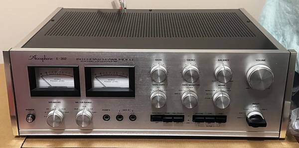 Accuphase E202 Integrated Stereo Amplifier 1