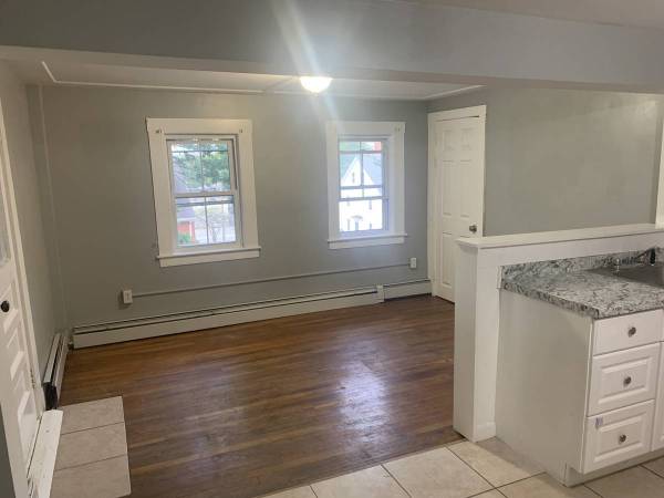 $1,700 / 2br - 1500ft2 - Heat Included! Large Unit + Quiet Street (Somersworth)63656227846145122