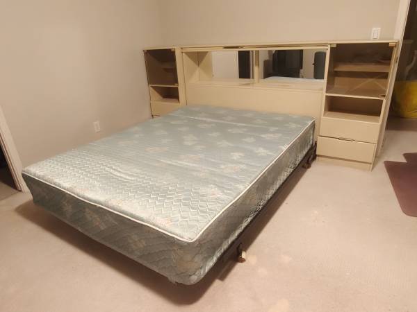 ★★QUEEN BED WITH WHITE HEADBOARD★★ 1