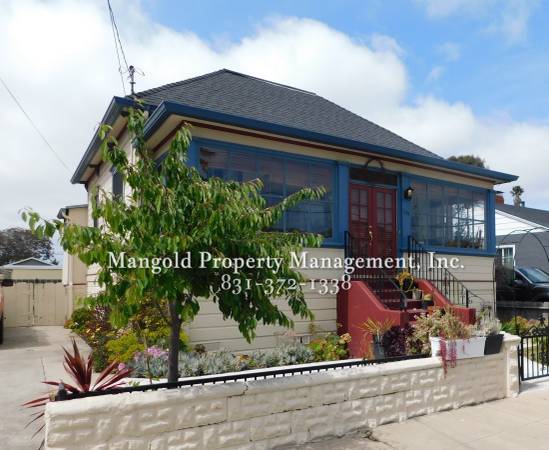 $3,850 / 3br - 1450ft2 - Beautiful Victorian Style 3-Bedroom Home Centrally Located in Monterey (Monterey)64009498599170120