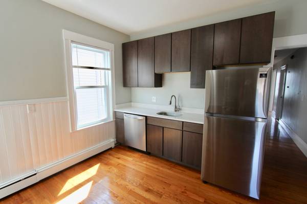 $3,200 / 4br - **NO FEE ** DORCHESTER 4 BED 2 BATH. Cat ok. (Dorchester)63863135103489120