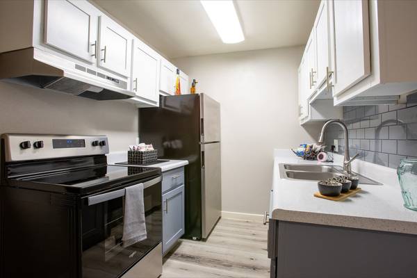 $950 / 1br - 616ft2 - Views Available, Swimming Pool, Walk-in Closets (7700 E Speedway Blvd, Tucson, AZ)63674877242369123