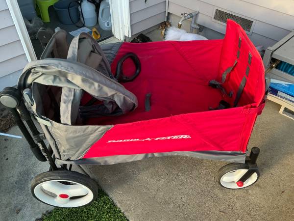 Discovery Stroll 'N Wagon With Dual Canopies 1