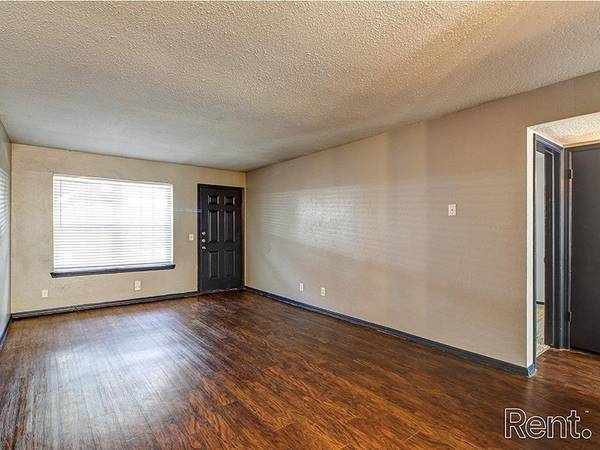 $906 / 2br - 876ft2 - Alfombra, Control climático, Lavandería en el lugar, Aire acondicionado (Norman)63670484323457120