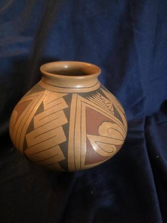 Mata Ortiz Style Polychrome Pot with Ring Stand 1