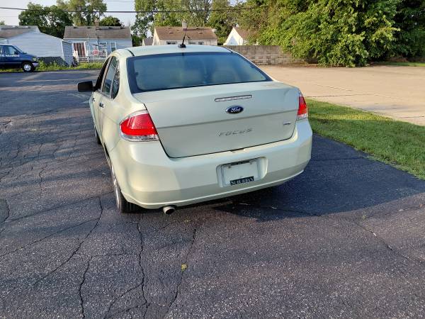 Ford Focus sedán de 4 puertas - $2,68063470238837251122